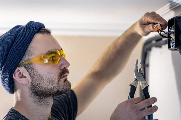 Comment assure-t-on la qualité des installations électriques en tant qu'électricien du BTP ?