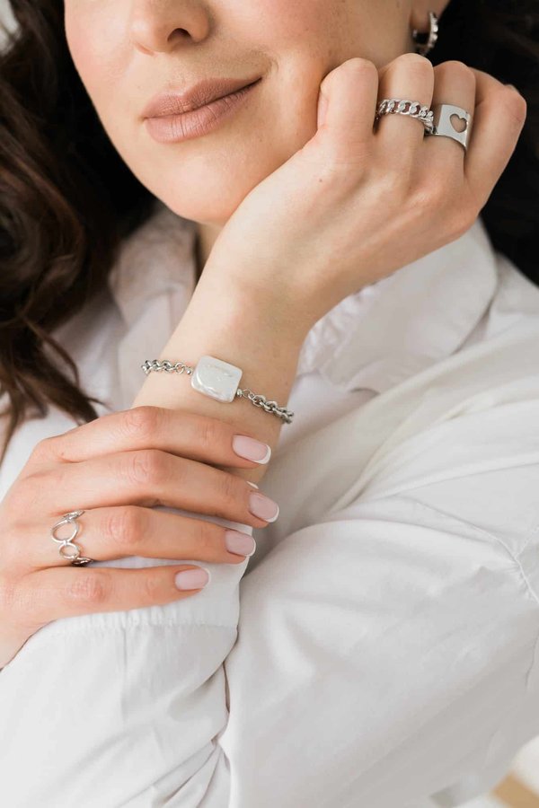 Gourmette en argent : Le bijou luxueux d'une femme élégante